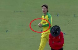 ICC World Cup 2019: ऑस्ट्रेलियाई स्पिनर एडम जैंपा ने की बॉल टेंपरिंग? सोशल मीडिया यूजर्स उठा रहे सवाल