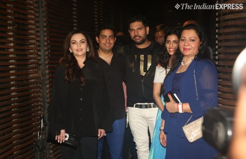 टीम इंडिया के सिक्सर किंग के नाम से मशहूर युवराज सिंह ने बीते 10 जून को क्रिकेट के सभी प्रारूपों से संन्यास का ऐलान कर दिया। रिटायरमेंट के बाद युवराज सिंह ने 29 जून यानि शनिवार को एक पार्टी रखी। इस पार्टी में देश की तमाम मशहूर शख्सियतों ने अपनी मौजूदगी दर्ज कराई। इस पार्टी की तस्वीरें भी सामने आई हैं। पारि्टी में जिस एक शख्स ने सबसे ज्यादा सोशल मीडिया को अट्रैक्ट किया वो थीं एक्ट्रेस किम शर्मा। एक जमाने में किम शर्मा का युवराज सिंह के साथ अफेयर मीडिया की सुर्खियों में छाया रहता था। किम शर्मा के अलावा नीता अंबानी, एक्ट्रेस नेहा शर्मा, शिबानी दांडेकर, फरहान अख्तर शिखर धवन और आशीष नेहरा ने भी पार्टी में शिरकत की। देखें सिकिसर किंग युवराज सिंह की रिटायरमेंट पार्टी की तस्वीरें(All Photo: APH Images):