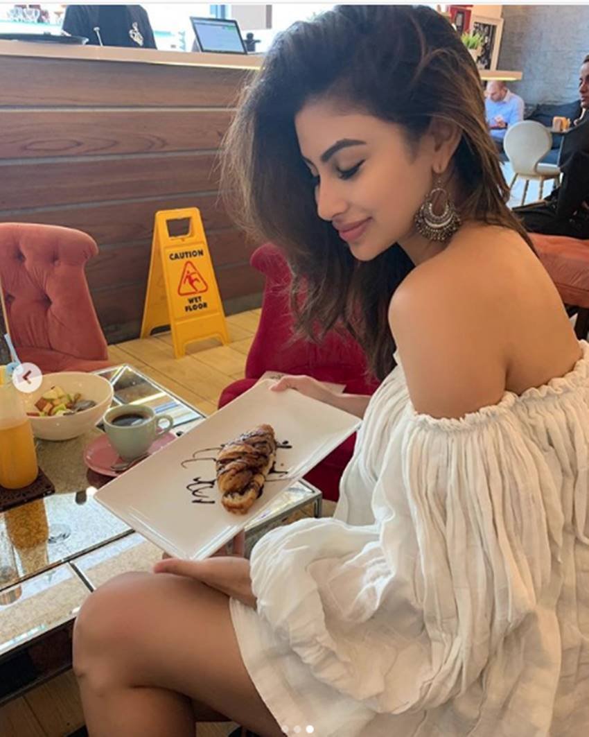 Mouni Roy eating Junk Food, Mouni Roy Loves Donuts, celebs like Mandira Bedi is curious about Mouni Health,Mouni Roy fitness Secret, Mandira BEDI commented on Mouni Roy Pictures, pictures of Naagin 3 Fame actress Mouni Roy, entertainment news, bollywood news, television news