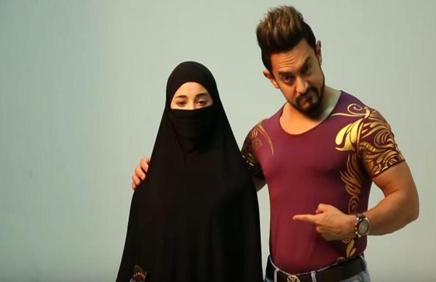 दो बॉलीवुड फिल्मों में काम करने के बाद जायरा वसीम ने फिल्मों से रिटारमेंट का ऐलान कर सबको हैरान कर दिया। पर्दे की सीक्रेट सुपरस्टार और दंगल गर्ल के नाम से फेमस जायरा वसीम ने मात्र 18 साल की उम्र और दो फिल्मों के साथ ही बॉलीवुड करियर को ये कहते हुए टाटा कह दिया कि ये उनके और अल्लाह के रास्ते में आ रहा था। धार्मिक आस्था के नाम पर फिल्मों को अलविदा कहने को लेकर जायरा सोशल मीडिया में खूब ट्रोल भी हुईं। लोग लिखने लगे कि आपको फिल्में छोड़नी हैं तो छोड़ दो लेकिन इस तरह से धर्म के नाम पर ऐसा करना कट्टरपंथी सोच को बढ़ावा देने जैसा है। वहीं कुछ लोग उनके समर्थन में भी उतरे कि ये जायरा का निजी फैसला है उसपर हमें कमेंट नहीं करना चाहिए। हालांकि आपतो बता दें कि जायरा कोई ऐसी पहली अभिनेत्री नहीं हैं जिन्होंने यूं अचानक बॉलीवुड को अलविदा कह दिया। (All Photos: Social Media)