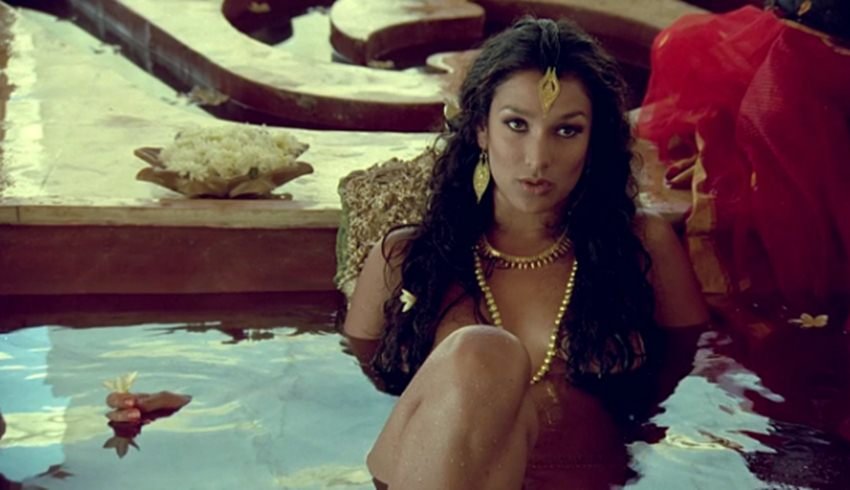 Kamasutra: ये फिल्म बेहद बोल्ड कंटेंट के कारण आज तक रिलीज नहीं हो पाई। हालांकि इंटरनेट पर ये फिल्म मौजूद है। इस फिल्म में माया नाम की एक किरदार है जो अपनी सेक्शुआलिटी से वो सब कुछ हासिल करती है जो उसे चाहिए होता है। इसके साथ ही उसे मास्टर्बेट भी करते दिखाया गया है। फिल्म में माया दुश्मन से दोस्त बनी तारा को भी सेल्फ प्लेजर करने का तरीका सिखाती दिखाई गई है।