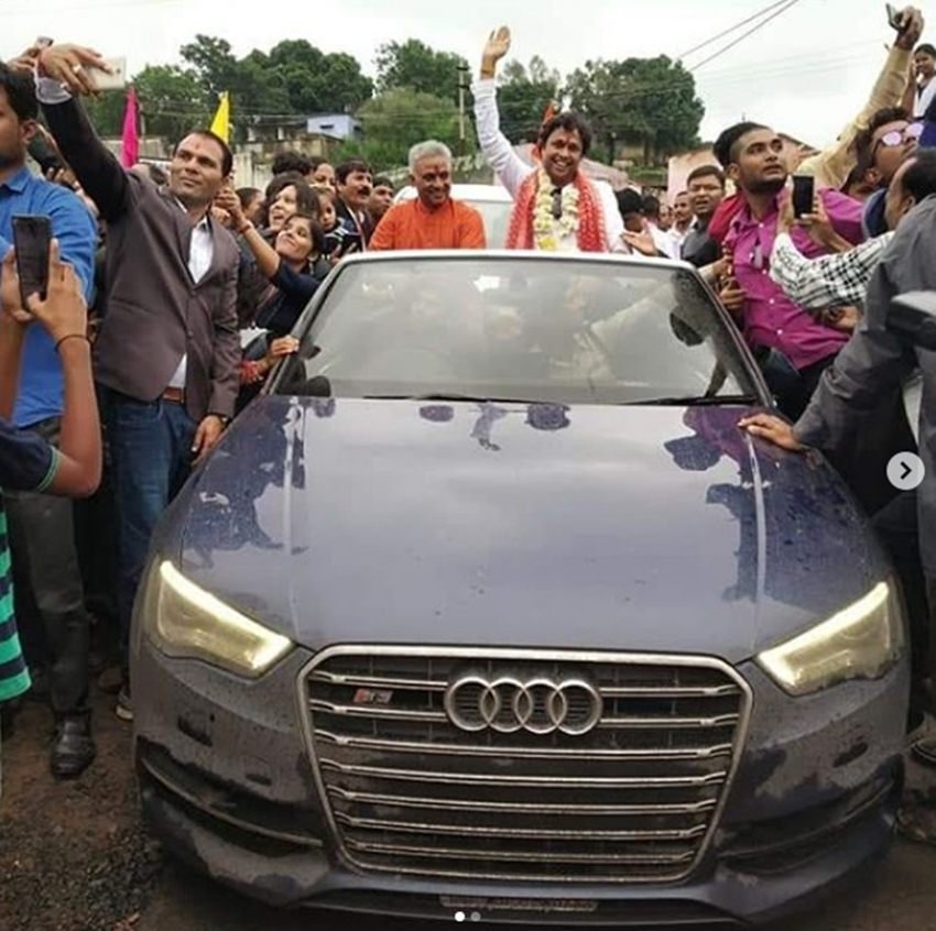 आज हप्पू सिंह उर्फ योगेश त्रिपाठी अपने काम को जी रहे हैं। लोगों के मन में योगेश की तस्वीर बिल्कुल हप्पू सिंह की तरह छप गई है। लेकिन हकीकत में योगेश काफी कूल और स्टायलिश हैं।