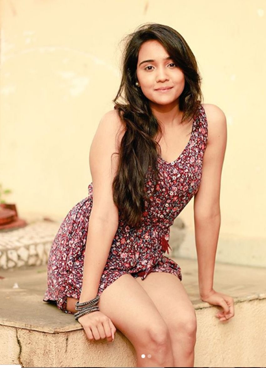 आशी ने सबसे पहले साल 2015 में वी चैनल के एक शो से ग्लैमर की दुनिया में कदम रखा। लेकिन ना तो ये शो चला और ना ही आशी को पहचान मिली।