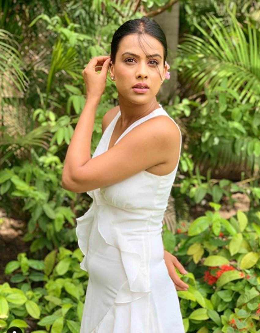 निया ने इन तस्वीरों में व्हाइट कलर की ड्रेस पहन रखी हैं। वो वाकई बेहद खूबसूरत भी लग रही हैं।