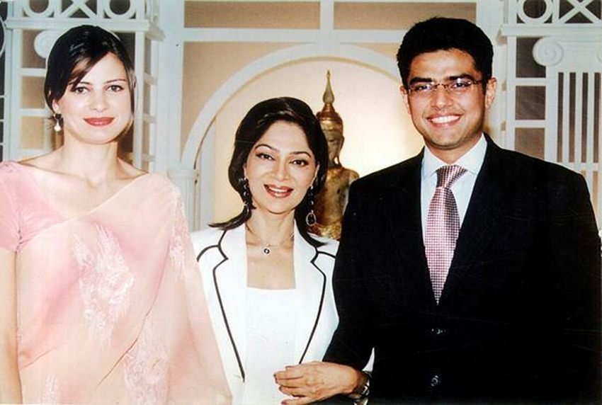 सचिन पायलट - सारा अबदुल्ला: कांग्रेस सांसद सचिन पायलट ने सारा अबदुल्ला से शादी की है। सारा जम्मू कश्मीर के पूर्व सीएम उमर अबदुल्ला की बहन और फारूक अबदुल्ला की बेटी हैं। सचिन ने एक इंटरव्यू में बताया था कि इस शादी के लिए उन्हें और सारा दोनों को परिवार के सामने बहुत पापड़ बेलने पड़े थे। (फोटो- द सिमी ग्रेवाल शो)