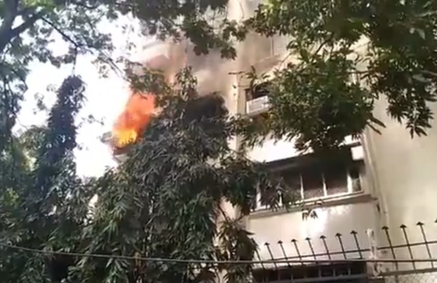 बता दें कि कपिल का ओशिवारा वाला अपार्टमेंट बिल्डिंग की चौथी मंजिल पर है। मिड डे की रिपोर्ट के मुताबिक आग रसोई घर में लगी।