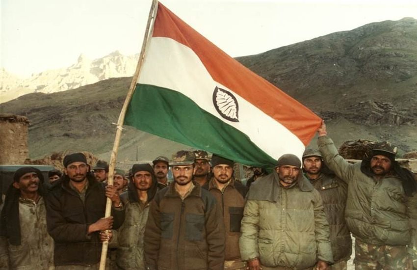 Kargil Vijay Diwas 2019: आज पूरा हिंदुस्तान गर्व के साथ कारगिल विजय दिवस मना रहा है। 130 करोड़ हिंदुस्तानियों के लिए 26 जुलाई गर्व का प्रतीक है। आज ही के दिन 20 साल पहले साल 1999 में भारतीय जांबाज जवानों ने करगिल में पाकिस्तान को धूल चटाई थी। सोशल मीडिया पर लोग आज अपने शहीद जवानों को याद करते हुए विजय दिवस की शुभकामनाएं दे रहे हैं। इसी कड़ी में देश के प्रधानमंत्री नरेंद्र मोदी ने भी शहीदों को याद किया। पीएम मोदी ने ट्विटर पर 1999 में करगिल वॉर के दौरान अपनी कश्मीर दौरे की तस्वीरें शेयर की हैं।(Photo: Express Archive)