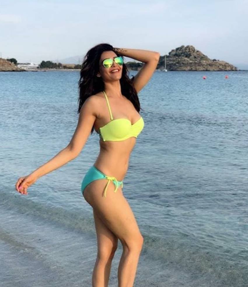 Karishma Tanna, Karishma Tanna beach mode Is On, Actress Karishma Tanna, Karishma Tanna wore fluorescent bikini, Karishma Tanna Pictures Goes Viral, Karishma Tanna, hot Pictures of Karishma Tanna, Karishma Tanna Hot Pictures Viral, entertainment news, Bollywood news, television news, entertainment news