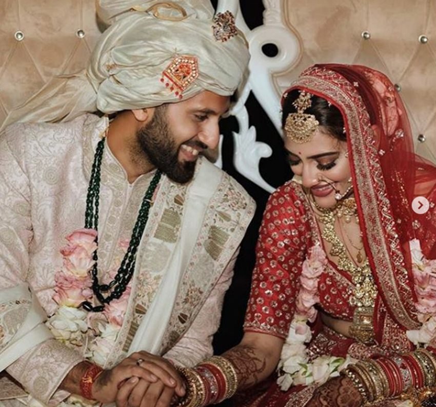 नुसरत जहां के अनुसार पहले वो निखिल को केसिनोवा टाइप समझती थीं। लेकिन बाद में उनकी राय बदल गई। 2016 में एक फोटो शूट के दौरान दोनों की मुलाकात हुई थी।