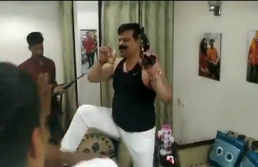 उत्तराखंड के विधायक प्रणव सिंह चैम्पियन का वीडियो सोशल मीडिया में वायरल हो रहा है। उत्तराखंड के विधायक प्रणव सिंह चैम्पियन का वीडियो सोशल मीडिया में वायरल हो रहा है।