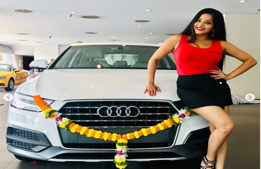 भोजपुरी स्टार्स नाम के साथ ही अब जमकर पैसे भी कमाते हैं। बहुत से भोजपुरी सुपरस्टार्स ऐसे हैं जो अब सिर्फ भोजपुरी फिल्म इंडस्ट्री तक ही सीमित नहीं हैं। फिर चाहे वो मोनालिसा हों रवि किशन हों या फिर निरहुआ। कोई बॉलीवुड, कोई टेलीवीजिन तो कोई राजनीति में अपना नाम बना रहे हैं। ये सितारें आलीशान गाड़ियों के भी शौकीन हैं। अभी हाल ही में मोनालिसा ने ऑडी की Q3 30 TFSI खरीदी है। इस कार की कीमत 35 से 40 लाख के बीच बताई जाती है। (फोटो- @monalisa/instagram)