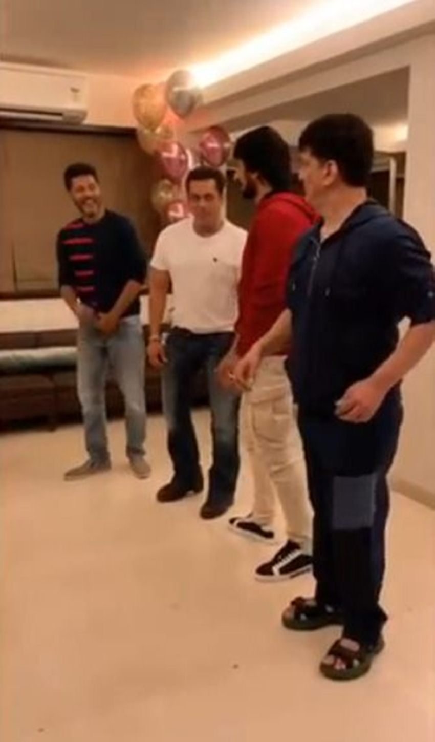 सलमान के साथ प्रोड्यूसर साजिद नाडियाडवाला भी पार्टी में जमकर मस्ती करते दिखे। (फोटो सोर्स- @salmankhan/instagram)