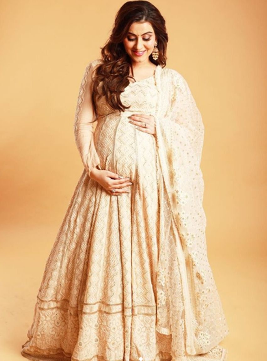 प्रियंका ने तस्वीरें शेयर करते हुए लिखा कि उनकी प्रेग्नेंसी के 35 हफ्ते पूरे हो गए हैं। उनसे होने वाले बेबी का इंतजार नहीं सहा जा रहा।