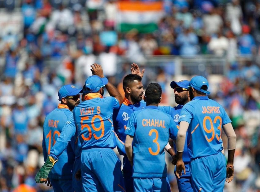 इस तस्वीर को शेयर करते हुए पांड्या ने लिखा- ये मेरा पहला विश्वकप था और ये उस तरह से खत्म नहीं हुआ जैसे मैं चाहता था। लेकिन इसने मुझे बहुत से इमोशन्स और कभी ना भूलने वाले सबक भी दिए। इस खास टीम के सभी सदस्यों के साथ उन सारे फैंस को थैंक्स जिन्होंने हमें सपोर्ट किया।(Photo: @hardikpandya/twitter)