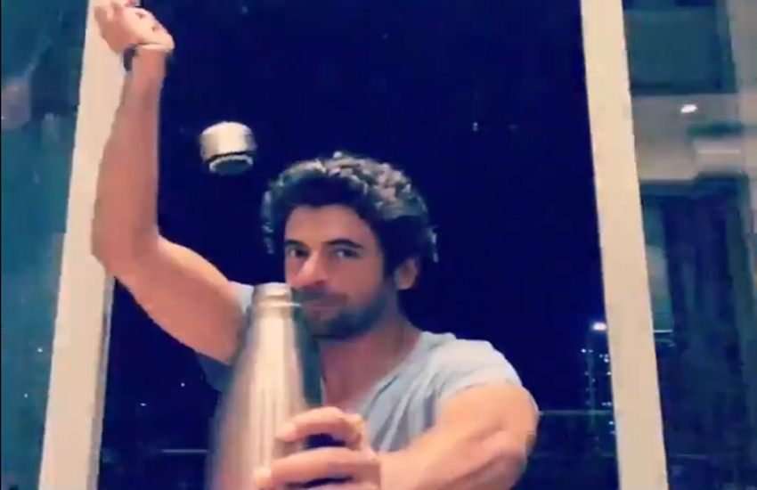 सुनाल ग्रोवर ने जिस तरह से बॉटल कप चैलेंज को पूरा किया है वो बेहद मजेदार है। सुनाल ग्रोवर ने जिस तरह से बॉटल कप चैलेंज को पूरा किया है वो बेहद मजेदार है।