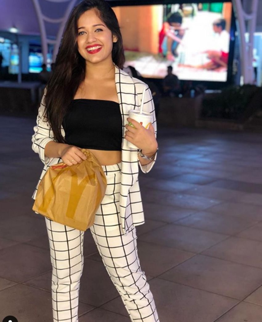 जन्नत और फैसल के बीच बॉन्डिंग को देखते हुए अब जन्नत के फैंस सवाल पूछ रहे हैं कि जहां सब लोग फैसल के अकाउंट सस्पेंड होने के खिलाफ आवाज उठा रहे हैं तो आप चुप क्यों हो।