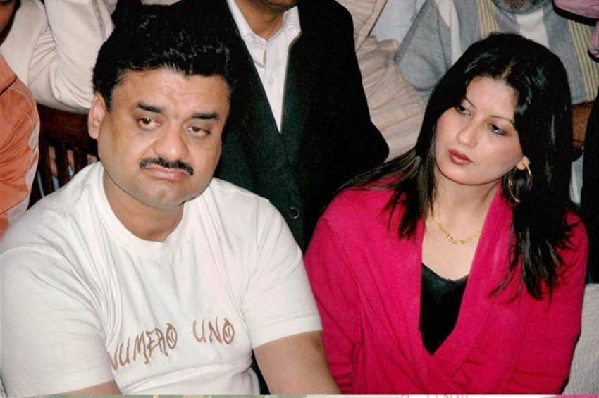 चंद्र मोहन और अनुराधा बाली: हरियाणा के पूर्व सीएम भजनलाल के बेटे चंद्रमोहन को शादीशुदा होते हुए भी अनुराधा बाली से प्यार हो गया। चंद्रमोहन और अनुराधा बाली ने एक दूसरे से शादी के लिए धर्म परिवर्तन किया और क्रमश: चांद मोहम्मद और फिजा बन गए। इस्लाम धर्म कबूल कर दोनों ने निकाह कर लिया। भजनलाल ने अपने बेटे की इस हरकत पर उन्हें परिवार से बेदखल करने का ऐलान कर दिया था। एक दिन अचानक फिजा की संदिग्ध परिस्थितियों में मौत हो गई।(Photo: Indian Express Archive)