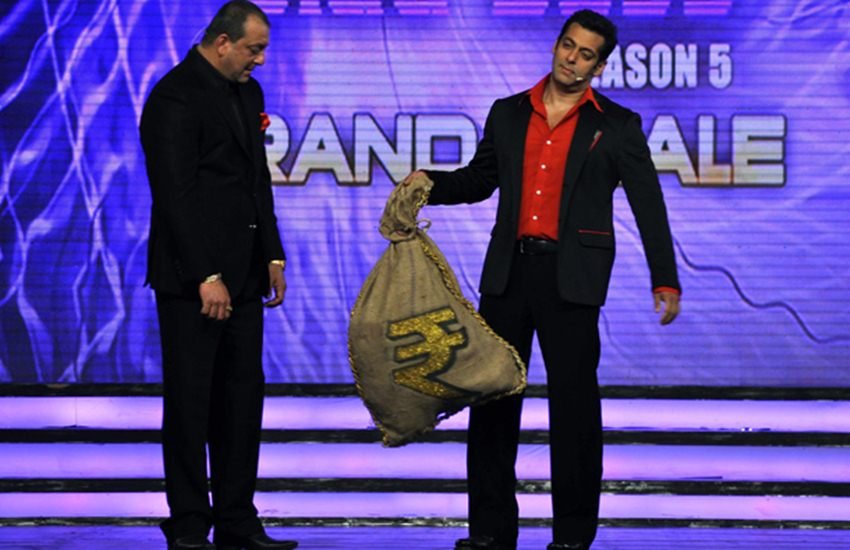 Bigg Boss 5 में सलमान खान के साथ संजय दत्त भी शो को होस्ट करते थे। दोनों की ट्यूनिंग कमाल की दिखती थी।