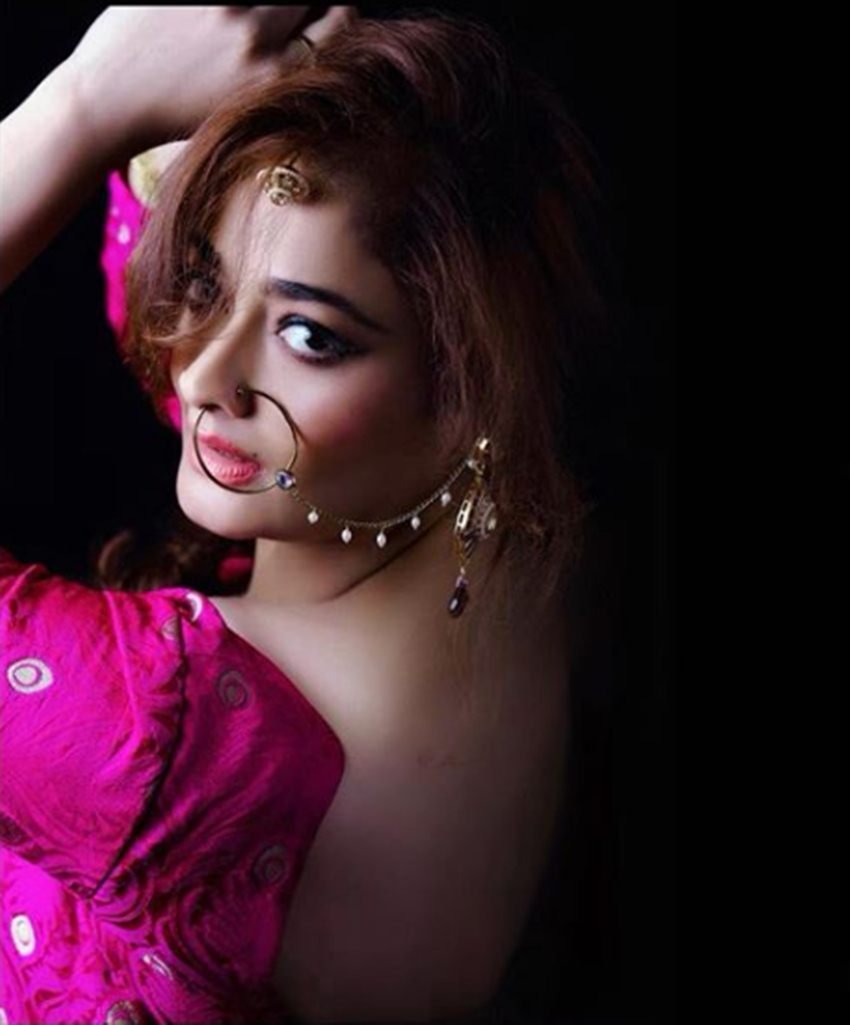किरन विवादों में साल 2010 में आई थीं जब उनकी एक फिल्म 'हाई स्कूल' की रिलीज पर आंध्र प्रदेश हाई कोर्ट ने बैन लगा दिया था।