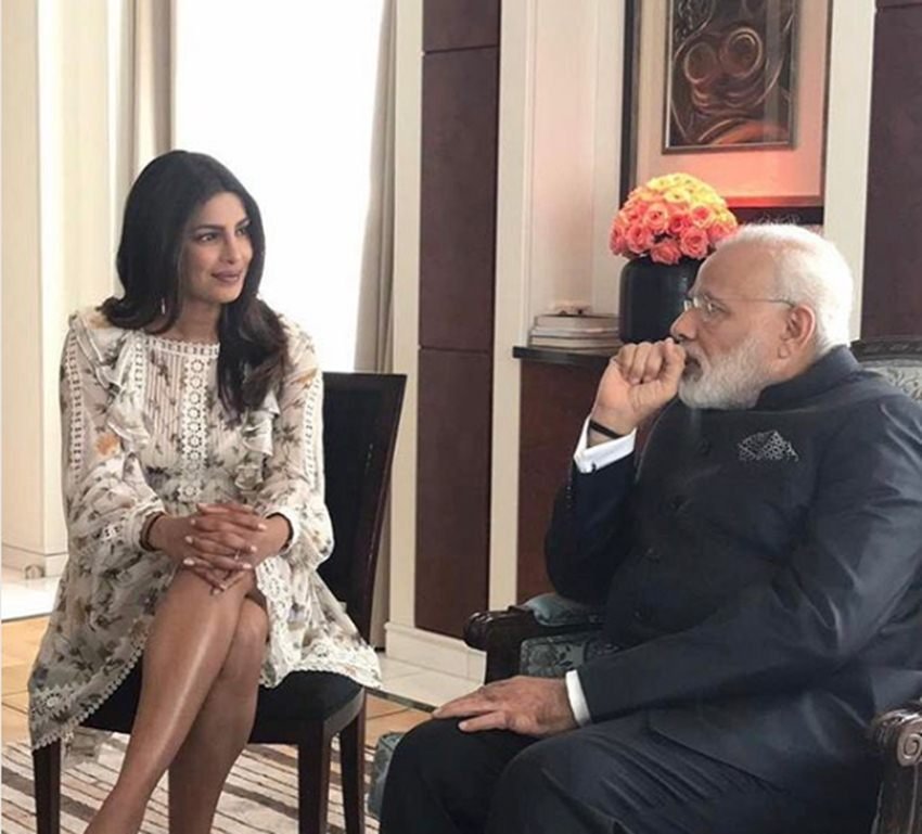 इससे पहले एक बार प्रियंका चोपड़ा प्रधानमंत्री नरेंद्र मोदी से मिलने पहुंची थीं। मुलाकात के दौरान पीसी ने स्कर्ट पहना हुआ था। इस तस्वीर पर भी लोगों ने खूब हाय तौबा मचाया और प्रियंका को सिखाने लगे कि पीएम से मुलाकात के वक्त किस तरह के कपड़े पहनने चाहिए।