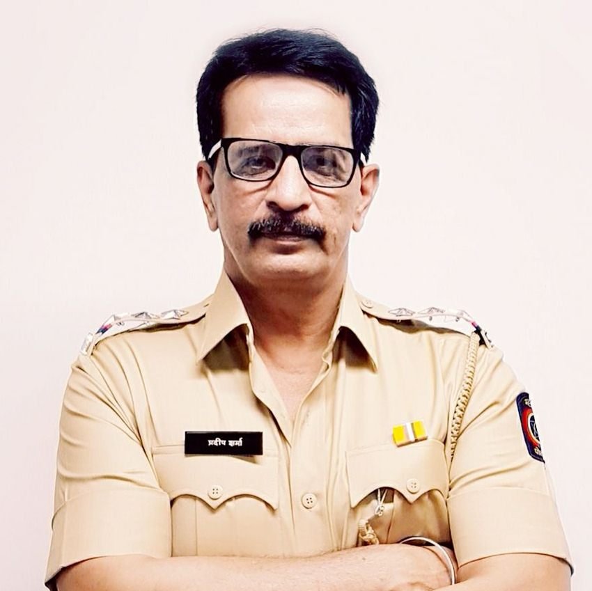 1990 के दशक में जब मुंबई में अंडरवर्ल्ड अपने चरम पर था तब पुलिस के आला अधिकारियों ने फैसला ऑन द स्पॉट यानि एनकाउंटर का मन बना लिया। इसके लिए मुंबई पुलिस के तीन अफसरों को फ्री हैंड दिया गया। फ्री हैंड यानि कि वो चाहे जो करें लेकिन मुंबई की सड़कों से अडरवर्ल्ड साफ होना चाहिए। इन तीनों अफसरों के नाम थे प्रदीप शर्मा, विजय सालस्कर और प्रफुल्ल भोंसले।