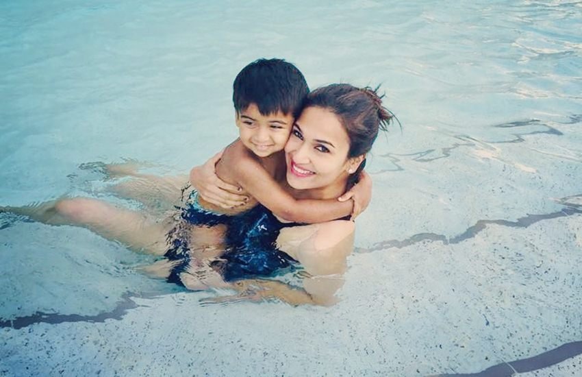 बेटे के साथ पूल में सौंदर्या। फोटो सोर्स- facebook/soundarya बेटे के साथ पूल में सौंदर्या। फोटो सोर्स- facebook/soundarya