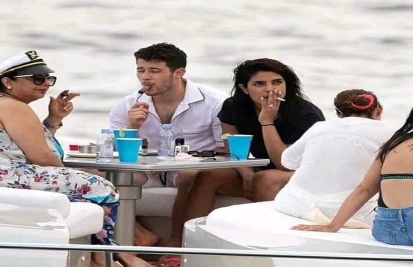 बॉलीवुड से हॉलीवुड तक अपने काम से नाम कमाने वाली प्रियंका चोपड़ा हाल ही में सिगरेट पीने के लिए जमकर ट्रोल हुईं। इंटरनेट पर उनकी एक तस्वीर वायरल हुई जिसमें वह पति निक जोनस और सास के साथ बैठकर सिगरेट के कश ले रही हैं। इस फोटो के लिए लोगों ने प्रियंका को खूब भला बुरा लिखा। लोगों ने लिखा कि आप कहती हैं कि आपको अस्थमा है और इस तरह से पब्लिकली सिगरेट पी रही हैं। वहीं कुछ ने लिखा कि दिवाली पर आप अस्थमा का हवाला देते हुए पटाखें ना जलाने की अपील करती हैं अब क्या सिगरेट पीने से अस्थमा सही हो जाएगा। आपको बता दें कि प्रियंका कोई ऐसी पहली अभिनेत्री नहीं हैं जो इस तरह से पब्लिकली स्मोक करते हुए कैमरे में कैद हुई हैं। इससे पहले भी कई बॉलीवुड एक्ट्रेसेज इस तरह से देखी जा चुकी हैं। (Photo: @Bhanukanaura/twitter)