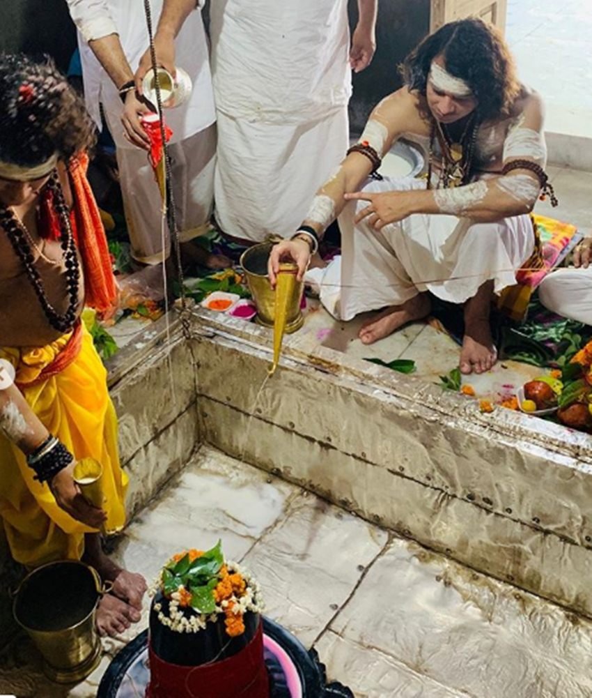 तेज प्रताप ने वीडियो भी शेयर किया है। वीडियो में दिख रहा है कि वह किसी मंदिर में शिवलिंग का रुद्राभिषेक कर रहे हैं।