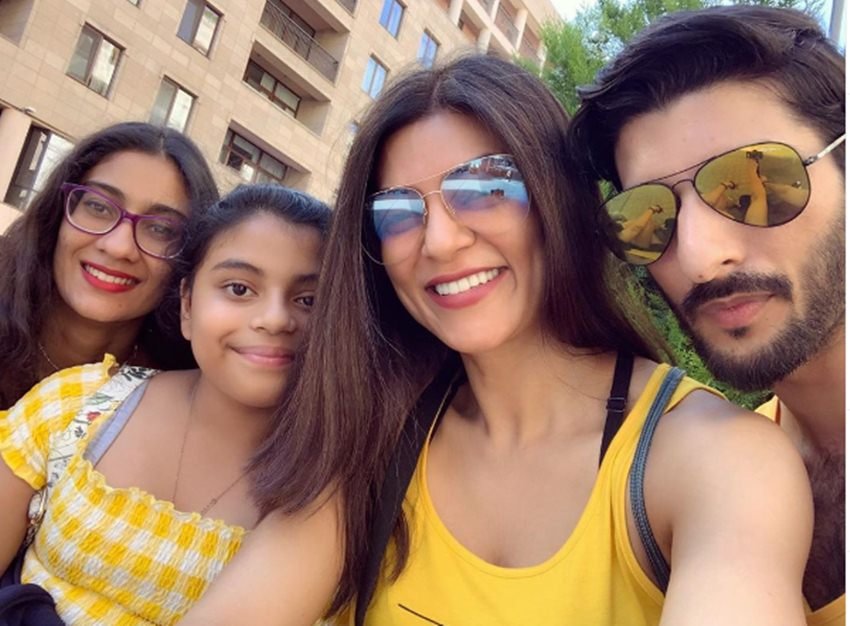 रोहमन अकसर सुष्मिता सेन के बच्चों के साथ भी टाइम स्पेंड करते दिख जाते हैं।