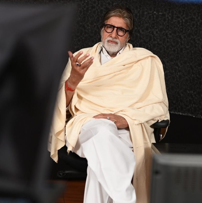 अमिताभ बच्चन: अमिताभ बच्चन अपनी निजी जिंदगी में मीडिया के दखल से इतने परेशान हो गए थे कि उन्होंने अपनी फिल्म के सेट पर फोटो पत्रकारों के आने पर रोक लगा दी थी। इसके बाद अमिताभ की कुछ पत्रकारों से झड़प भी हो गई थी। इसके बाद अमिताभ को करीब एक दशक के लिए मीडिया ने बैन कर दिया था। इस बैन के तहत ना तो मीडिया उनका नाम दिखाती थी और ना ही उनसे जुड़ी कोई भी खबर या फिर तस्वीर। (Photo: @Amitabh Bachchan/facebook)