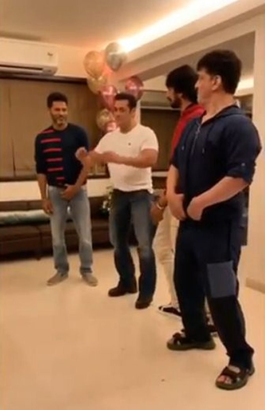 पार्टी में सलमान ने प्रभुदेवा के साथ उनके ही सुपरहिट गाने उर्वशी-उर्वशी पर अपने मूव्स दिखाए। (फोटो सोर्स- @salmankhan/instagram)