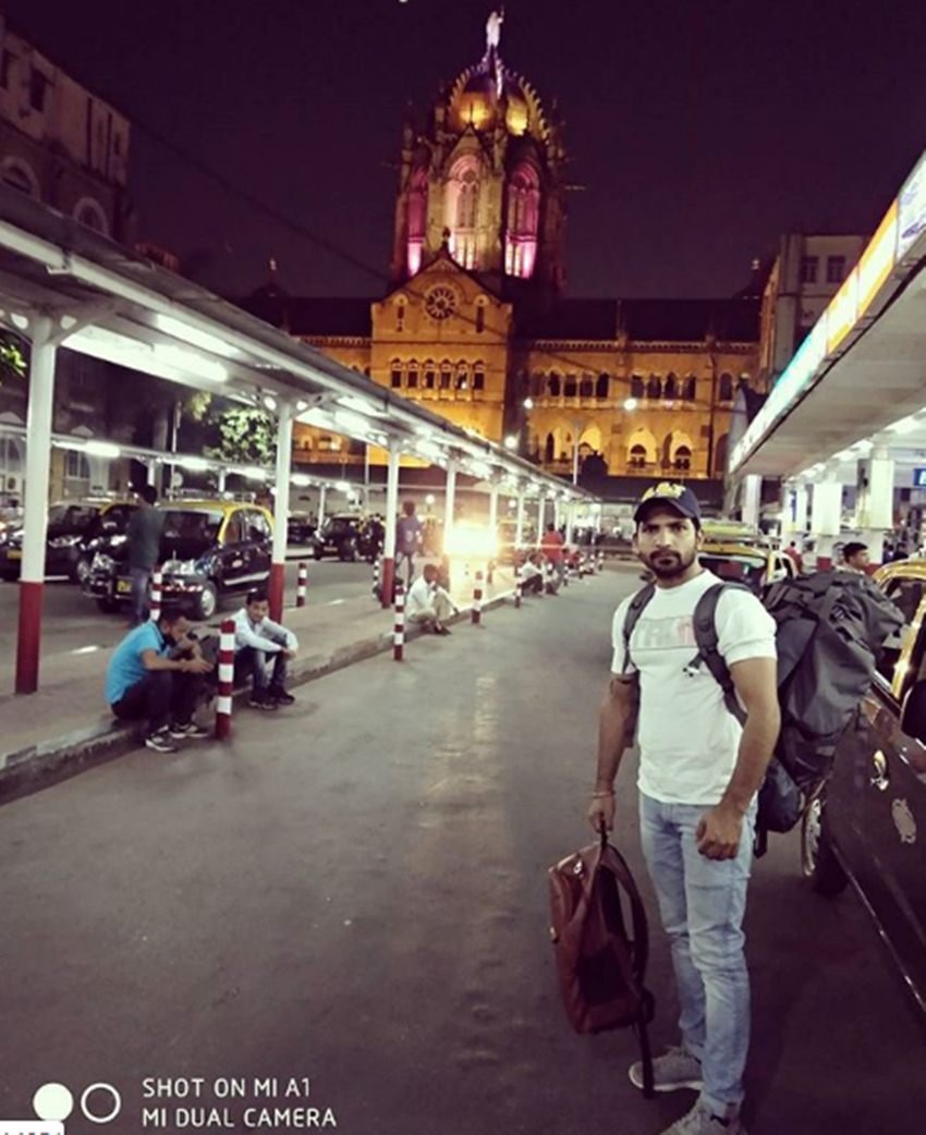 साल 2004 में पिता ने भी उनकी जिद के आगे हार मान उन्हें 5000 रु दिए और मुंबई की ट्रेन में बिठा दिया। लेकिन एक्टिंग की ट्रेनिंग ना लेने के चलते उन्हें दर-दर की ठोकरें खाने के बाद भी काम ना मिला।