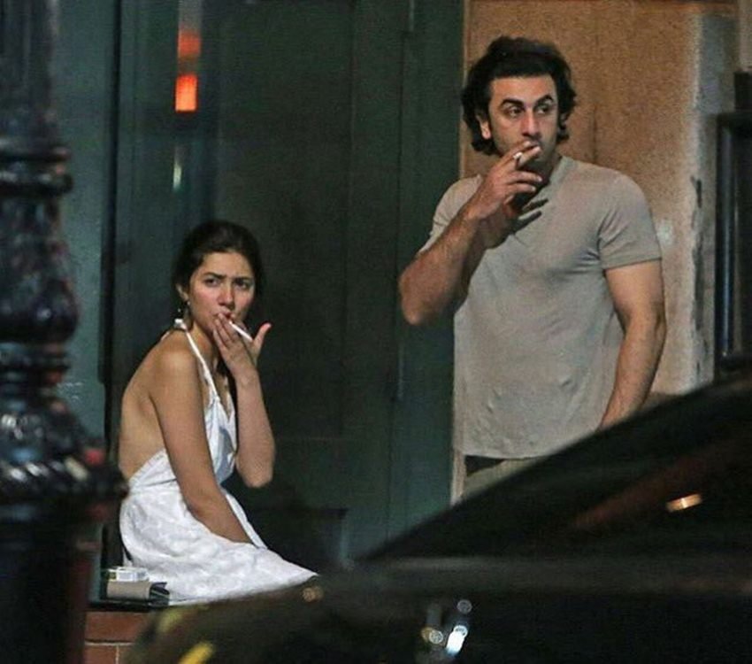 माहिरा खान: फिल्म रईस में शाहरुख खान के साथ काम कर चुकीं पाकिस्तानी एक्ट्रेस माहिरा खान न्यूयॉर्क में रणबीर कपूर के साथ स्मोक करती दिखी थीं। इस तस्वीर पर माहिरा अपने देश में खूब ट्रोल हुई थीं। (Photo: @Sam_ert/twitter)