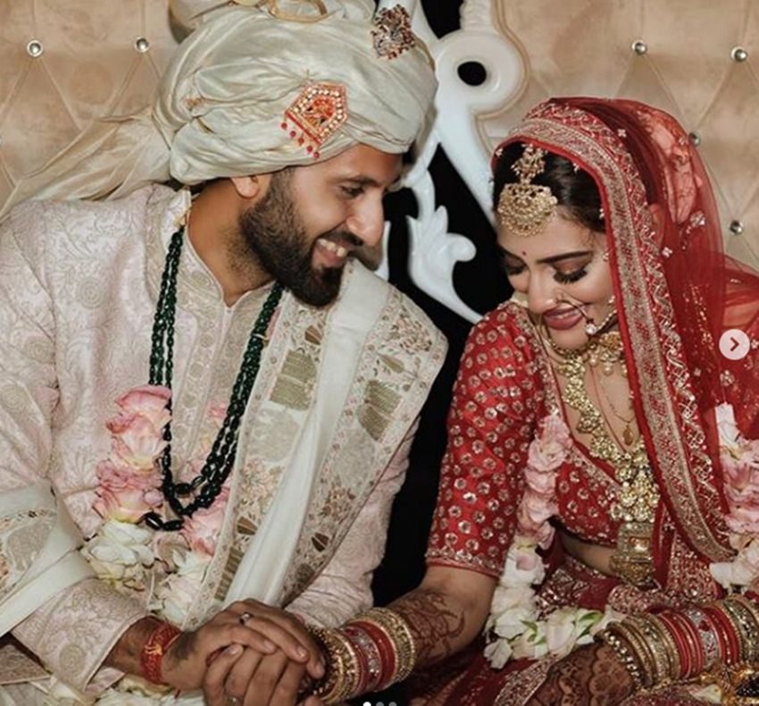 अभिनेत्री से सांसद बनीं नुसरत जहां चुनावों के समय से ही सोशल मीडिया में छाई हुई हैं। नुसरत जहां ने पश्चिम बंगाल के बशीरहाट से टीएमसी के टिकट पर लोकसभा का चुनाव जीता है। चुनाव जीतने के कुछ दिनों बाद ही उन्होंने शादी भी कर ली। उन्होंने बिजनेसमैन निखिल जैन से प्रेम विवाह किया है। निखिल से शादी के बाद जब वह सदन में सांसद की शपथ लेने पहुंचीं तो कुछ दकियानूसी सोच वाले लोग उनके मंगलसूत्र पहनने और सिंदूर लगाने पर उन्हें ट्रोल करने लगे। हालांकि नुसरत ने उन लोगों को नजरअंदाज करना ही बेहतर समझा। फिलहाल एक टीवी इंटरव्यू के दौरान उनके पति ने उनसे ये पूछ लिया कि अगर आपको अपनी फैमिली और अपने करियर में से किसी एक को चुनना होगा तो किसे चुनेंगी? पढ़िए नुसरत जहां ने क्या दिया जवाब।( All Pics: @Nusratjahan/instagram)