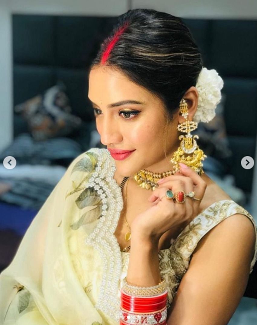 नुसरत जहां ने अभी हाल ही में अपने बॉयफ्रेंड निखिल जैन के साथ शादी रचाई है। निखिल से शादी के बाद से ही वह अकसर सिंदूर और मंगलसूत्र में अपनी तस्वीरें शेयर करती रहती हैं।