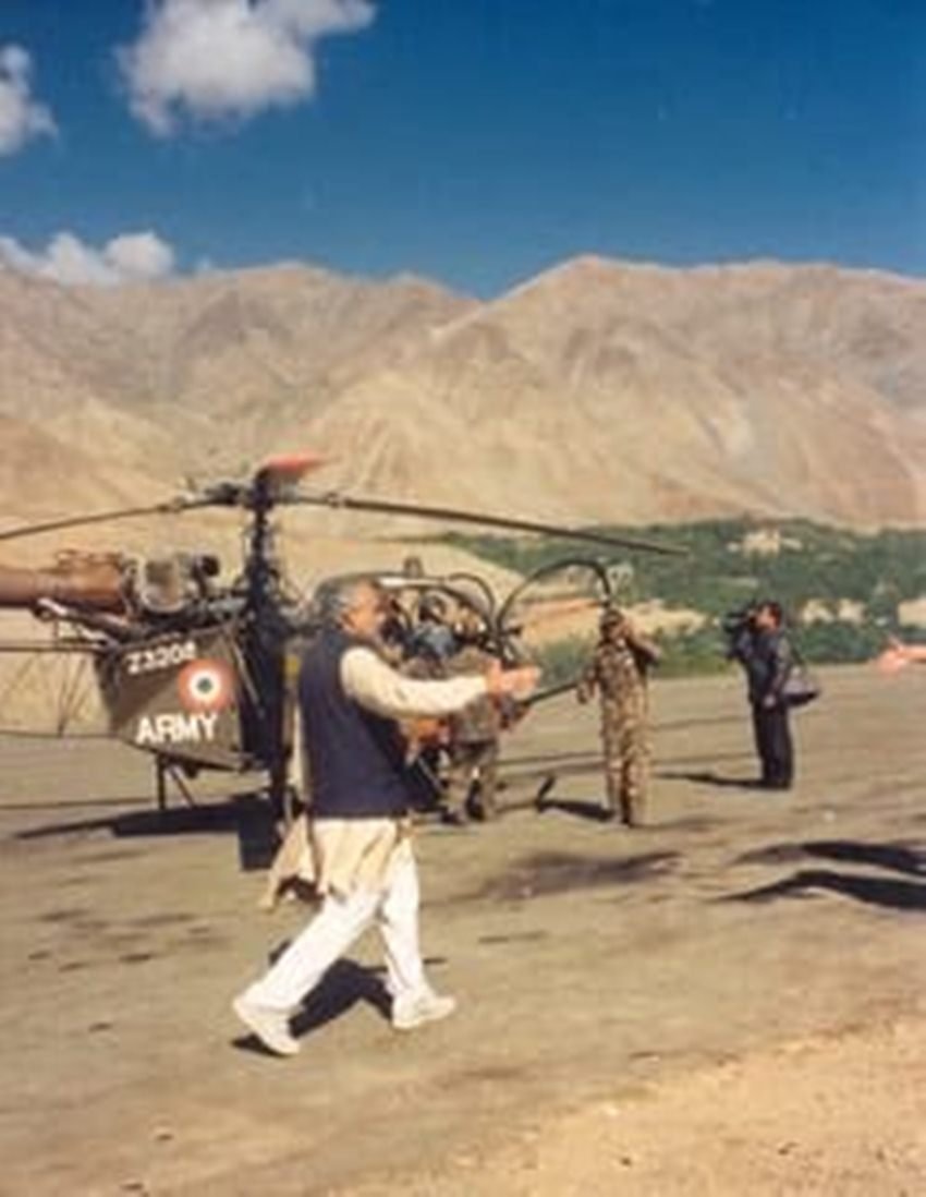 प्रधानमंत्री नरेंद्र मोदी ने तस्वीरें शेयर करते हुए लिखा- 1999 में कारगिल युद्ध के दौरान मुझे कारगिल जाने और अपने बहादुर सैनिकों के साथ एकजुटता दिखाने का अवसर मिला।(Photo: NarendraModi/Twitter)