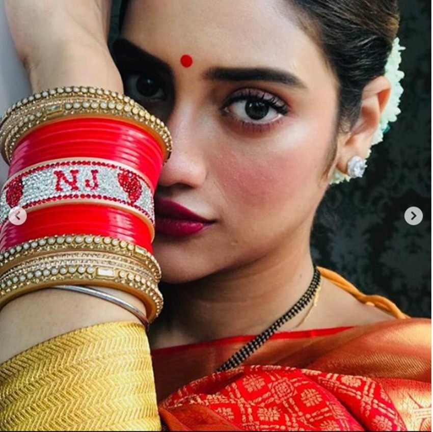 वहीं कुछ यूजर्स ऐसे भी हैं जो नुसरत जहां को उनकी इन तस्वीरों के लिए ट्रोल करने लगे। ऐसे लोग लिखने लगे कि सारी पिक्स ऐसे डाली गई हैं कि सिंदूर ना दिख जाए और फिर से कोई मौलाना बकवास ना करने लगे।
