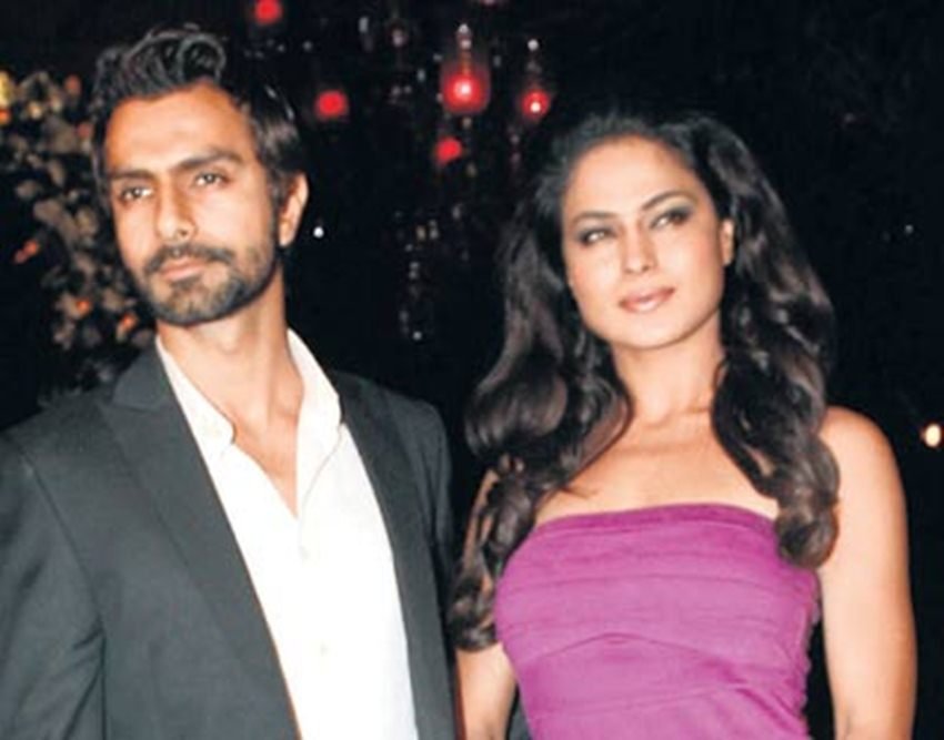 वीना मलिक - अष्मित पटेल: पाकिस्तानी एक्ट्रेस वीना मलिक और अष्मित पटेल के अफेयर की खबरें खूब सुर्खियों में थी। दोनों के बीच टीवी रियालिटी शो बिग बॉस में प्यार पनपा था।