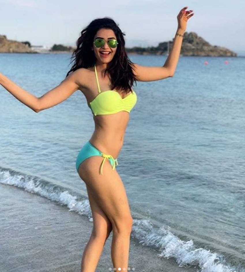 Karishma Tanna, Karishma Tanna beach mode Is On, Actress Karishma Tanna, Karishma Tanna wore fluorescent bikini, Karishma Tanna Pictures Goes Viral, Karishma Tanna, hot Pictures of Karishma Tanna, Karishma Tanna Hot Pictures Viral, entertainment news, Bollywood news, television news, entertainment news