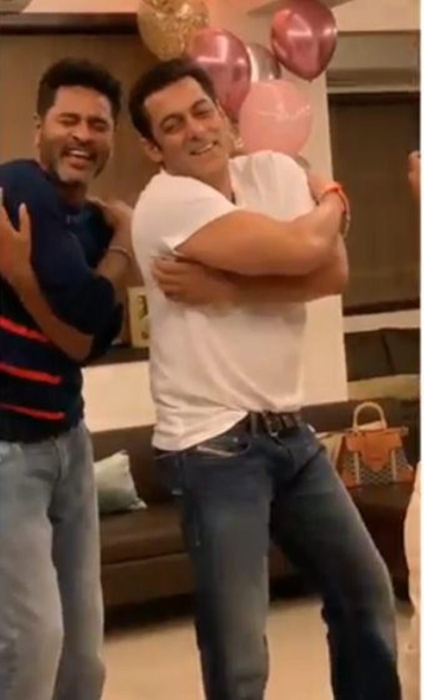 संगीता बिजलानी के 54वें जन्मदिन के अवसर पर सलमान ने प्रभुदेवा के साथ अपने डांस से धमाल भी मचाया। उनके डांस के वीडियो वायरल भी हुए। सलमान ने ये वीडियो खुद अपने इंस्टाग्राम अकाउंट से शेयर भी किया। (फोटो सोर्स- @salmankhan/instagram)