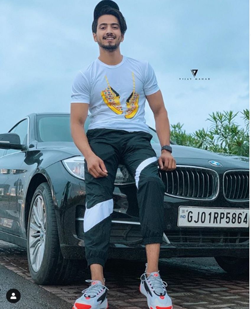 फैसल शेख मूल रूप से मुंबई का रहने वाला है। उसने मुंबई से ही स्कूलिंग की है और ग्रैजुएशन वहीं से की है।