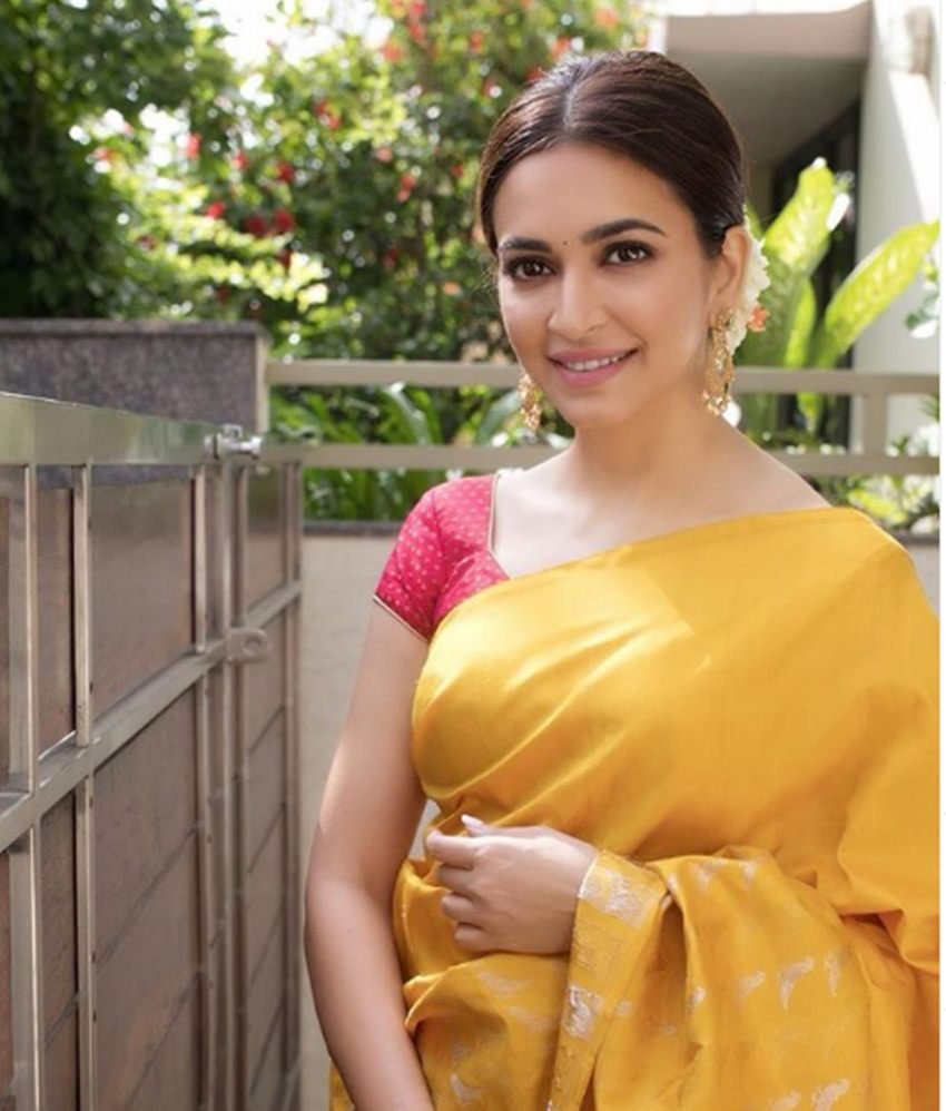 वर्क फ्रंट की बात करें तो कृति अक्षय कुमार स्टारर 'हाउसफुल 4' के साथ ही 'पागलपंती' और 'चेहरे' में नजर आएंगी। इनके अलावा वह एक तमिल फिल्म पर भी काम कर रही हैं।