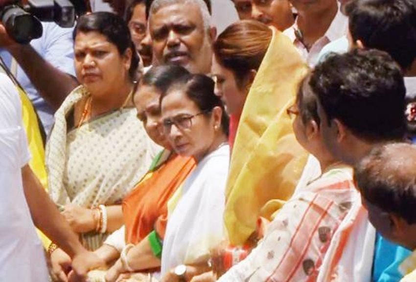 कोलकाता की जगन्नाथ रथ यात्रा में ममता बनर्जी ने भी नुसरत जहां के साथ पूजा अर्चना की।