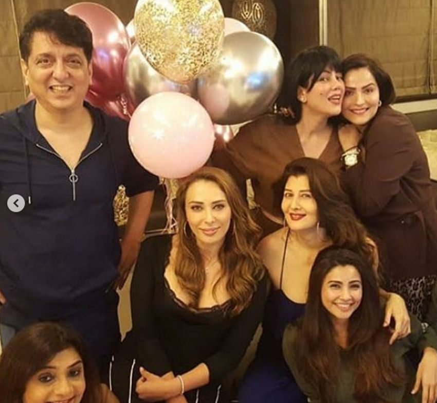 80-90 का वो दशक जब सलमान खान और संगीता बिजलानी के अफेयर से अखबारों के कॉलम भरे रहा करते थे। बात तो यहां तक कही जाती थी कि दोनों शादी भी कर सकते हैं। लेकिन दोनों का ब्रेकअप हो गया। बाद में संगीता ने क्रिकेटर अजहरुद्दीन से शादी कर ली। ब्रेकअप के बाद भी सलमान और संगीता अच्छे दोस्त हैं। ये तस्वीरें इस बात की गवाह हैं। (फोटो सोर्स- @manavmanglani/instagram)