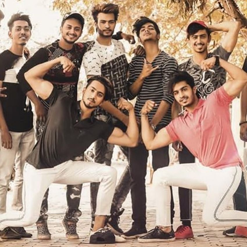 Tik Tok स्टार Mr Faisu उर्फ फैजल शेख और उनकी Team 07 इन दिनों खूब चर्चा में है। शिवसेना नेता रमेश सोलंकी की शिकायत के बाद टीम 07 का टिकटॉक अकाउंट सस्पेंड कर दिया गया है। अकाउंट सस्पेंशन के बाद से ही सोशल मीडिया में फैजल शेख का अकाउंट दोबारा से एक्टिवेट करने की मांग उठ रही है। तमाम लोग फैजल के सपोर्ट में उतर आए हैं। इस कड़ी में एक और नाम शामिल हो गया है बॉलीवुड एक्टर एजाज खान का। एजाज खान ने शिवसेना के रमेश सोलंकी को दूसरे जरूरी कामों की तरफ ध्यान देने की नसीहत देते हुए फैजल की टीम 07 को निर्दोष बताया है।(Photo: @mrfaisu/instagram)