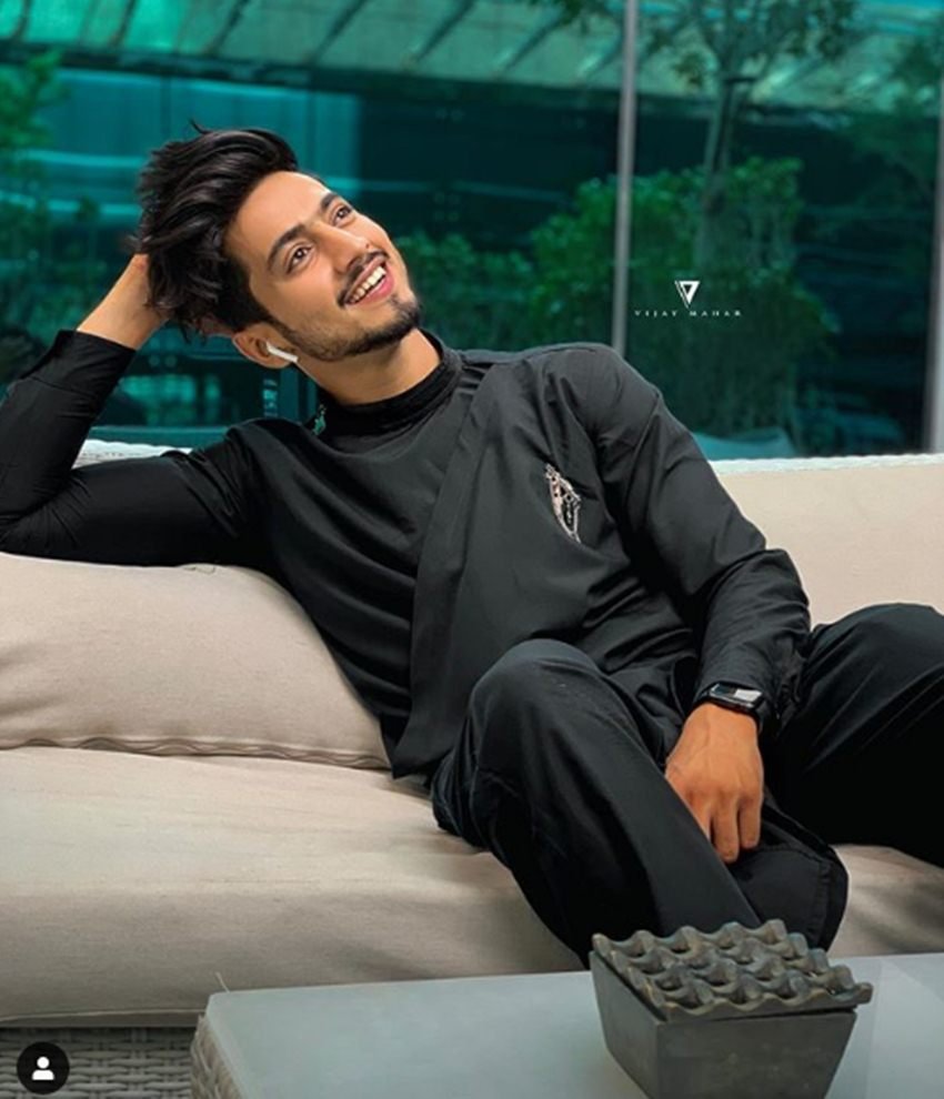 Tik Tok के अलावा इंस्टाग्राम, ट्विटर और फेसबुक जैसे सोशल नेटवर्किंग साइट्स पर भी Mr Faisu के लिए लोगों की दीवानगी देखते बनती है।