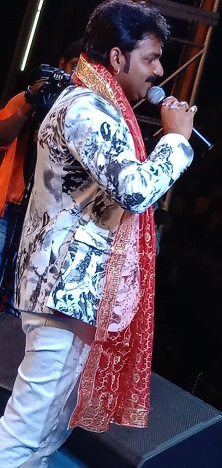 पवन सिंह: भोजपुरी एक्टर और सिंगर पवन सिंह ने साल 2017 में 78.58 लाख रुपए की मर्सिडीज बेंज GLE 250d खरीदी थी। इससे पहले वे 25 लाख की कीमत वाली फॉर्च्यूनर गाड़ी से चलते थे।(Photo: Pawan Singh/Facebook)