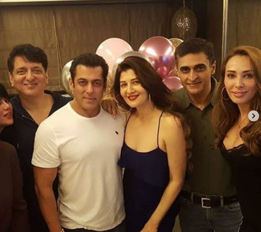 बॉलीवुड एक्टर सलमान खान की कुछ तस्वीरें और वीडियोज सोशल मीडिया में खूब वायरल हो रहे हैं। तस्वीरें बेहद खास हैं। खास इसलिए क्योंकि इसमें सलमान खान के साथ उनकी एक्स और प्रजेंट गर्लफ्रेंड दोनों एक साथ दिख रही हैं। ये दोनों हैं संगीता बिजलानी और लूलिया वंतूर। मौका था संगीता बिजलानी के जन्मदिन का। इस बर्थडे पार्टी में सलमान अपनी गर्लफ्रेंड यूलिया के साथ पहुंचे थे। पार्टी में साजिद नाडियाडवाला और एक्टर मोहनीश बहल भी नजर आए।(फोटो सोर्स- @manavmanglani/instagram)
