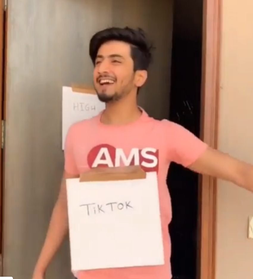 शुरुआत में वह अपने डांस और एक्ट के वीडियो बना फेसबुक पर डाला करता था। फिर किसी ने उसे टिकटॉक के बारे में बताया। वहां उसने अपने वीडियोज डालने शुरू किए।