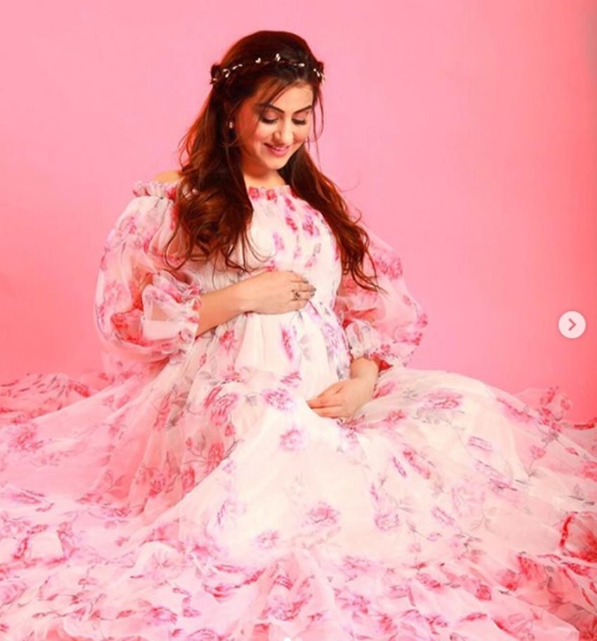 फ्लोरल ड्रेस में प्रियंका की इस तस्वीर में उनके चेहरे पर प्रेग्नेंसी वाला ग्लो साफ दिख रहा है।
